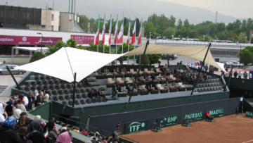 المظلة الحديثة لموقع VIP ملعب التنس فی نادی انقلاب